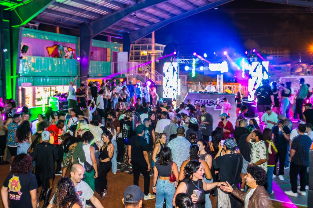 Picture of a crowd at a skate park.