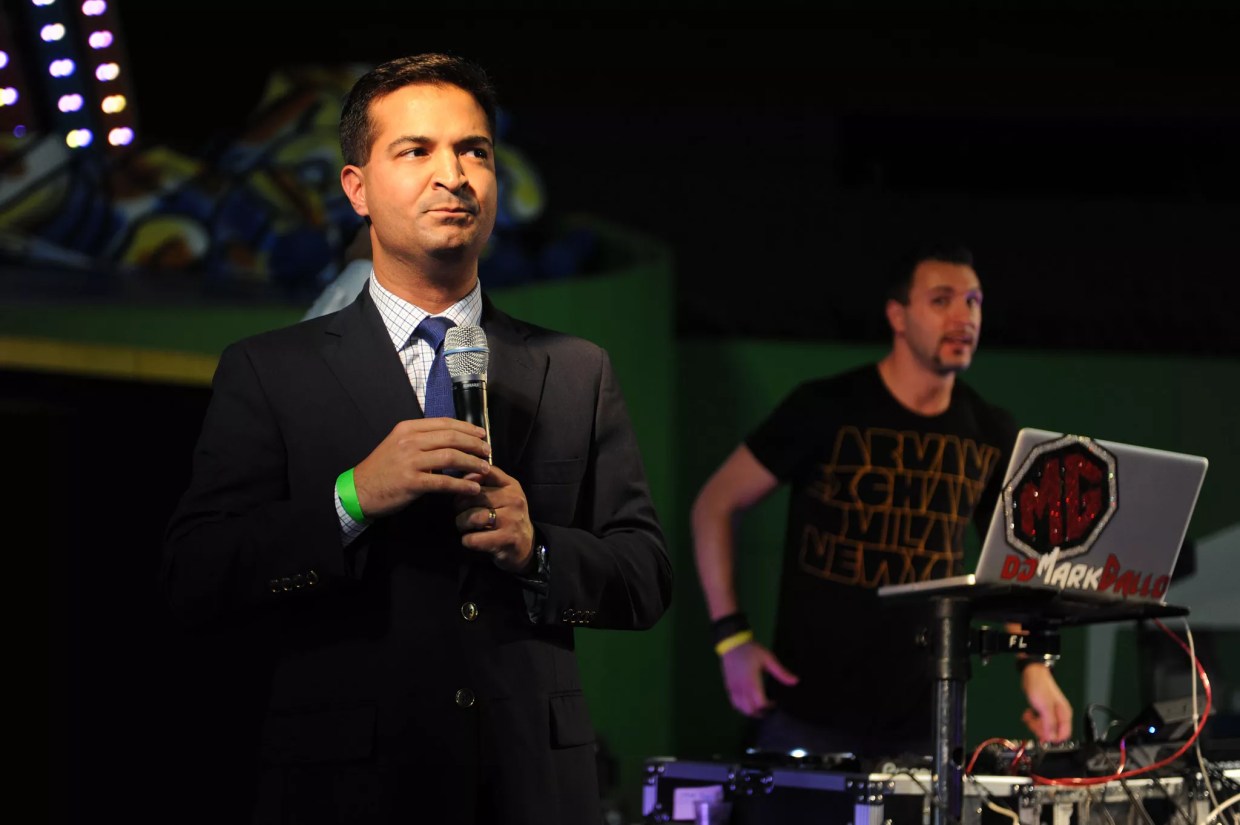 Carlos Curbelo Votes for $300 Billion Budget That Doesn’t Protect Dreamers