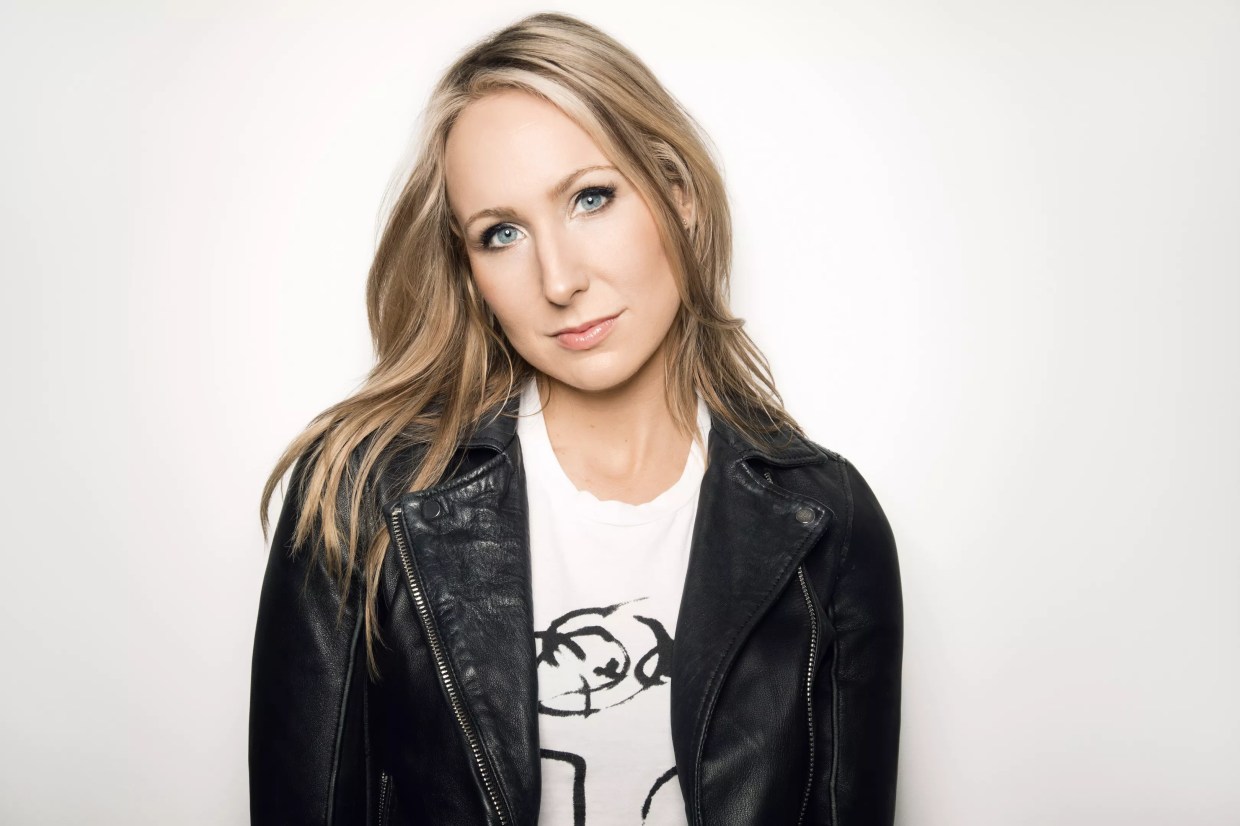 Comedian Nikki Glaser: “The Problems of a Single Woman in Her 30s Are Universal”