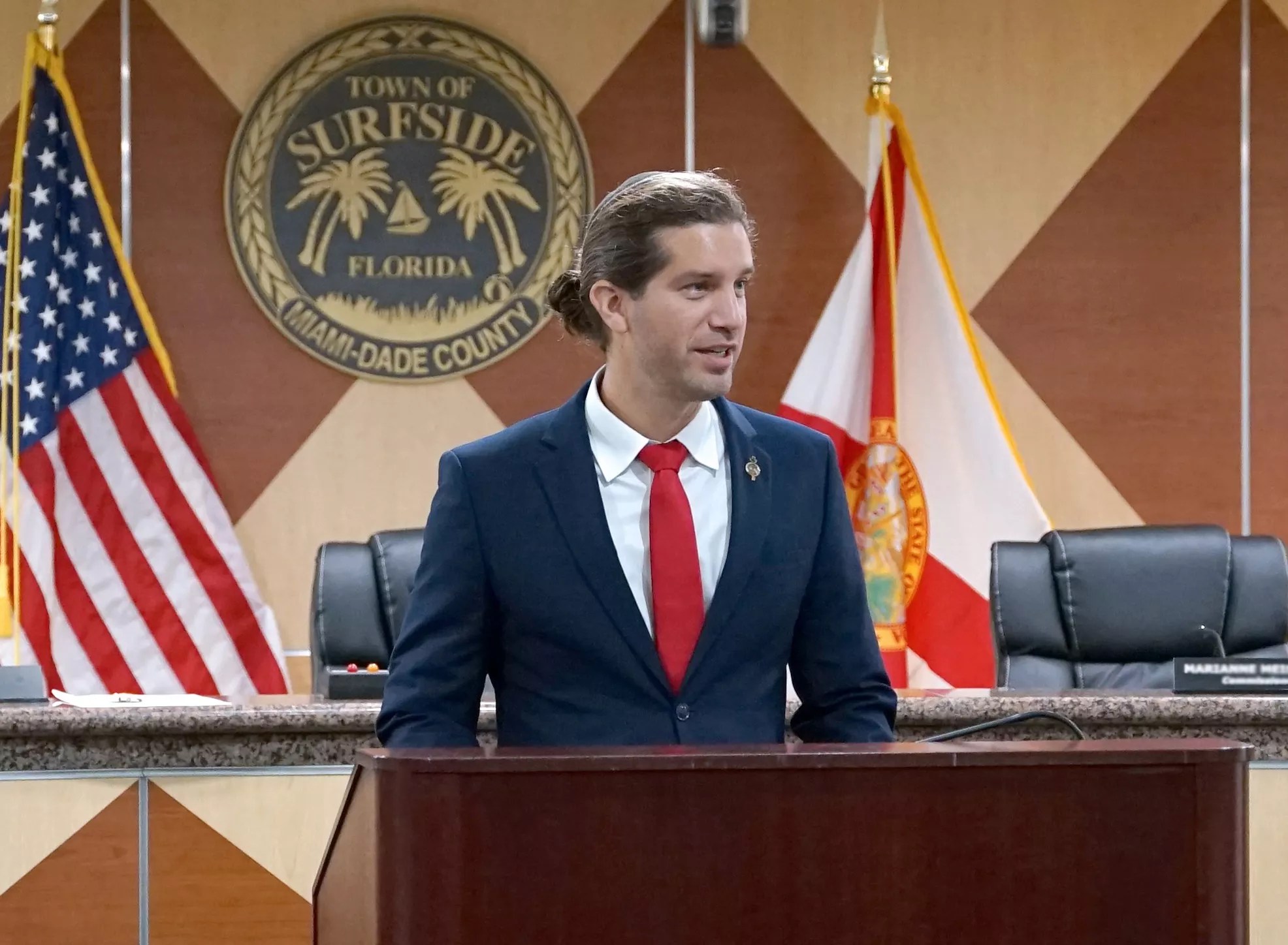 Surfside Mayor Shlomo Danzinger standing at the pulpit