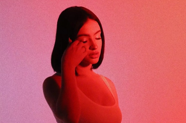 Melodia bathed in a pink light