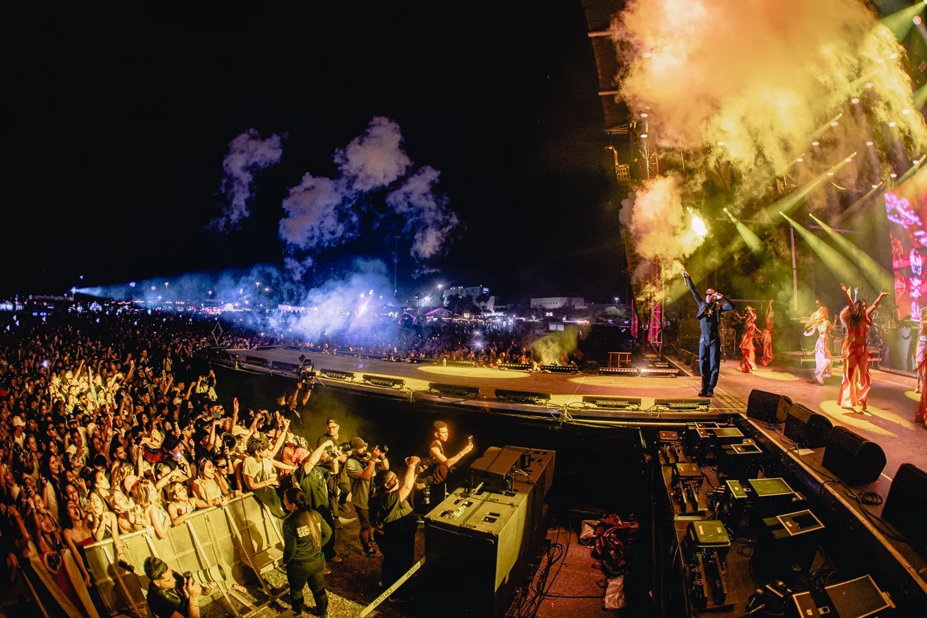 Artist performing on stage at Vibra Urbana while the crowd cheers