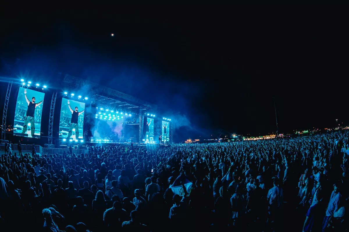 Crowd cheering before the stage at Vibra Urbana