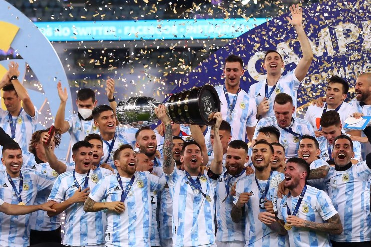 Lionel Messi and the Argentina team hoisting up the trophy at the 2021 Copa America