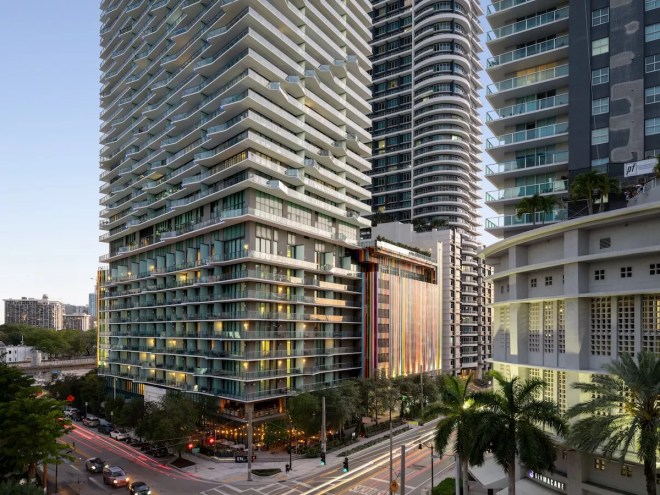 The exterior high-rise of Dua Miami
