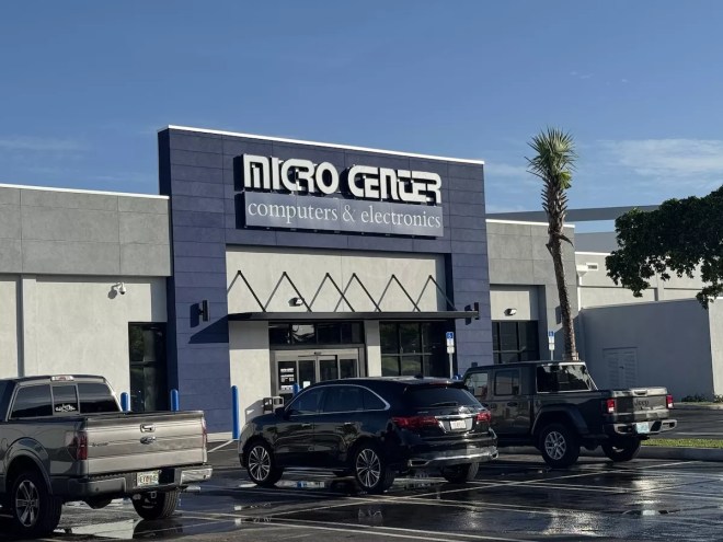 Exterior of Micro Center store in Miami