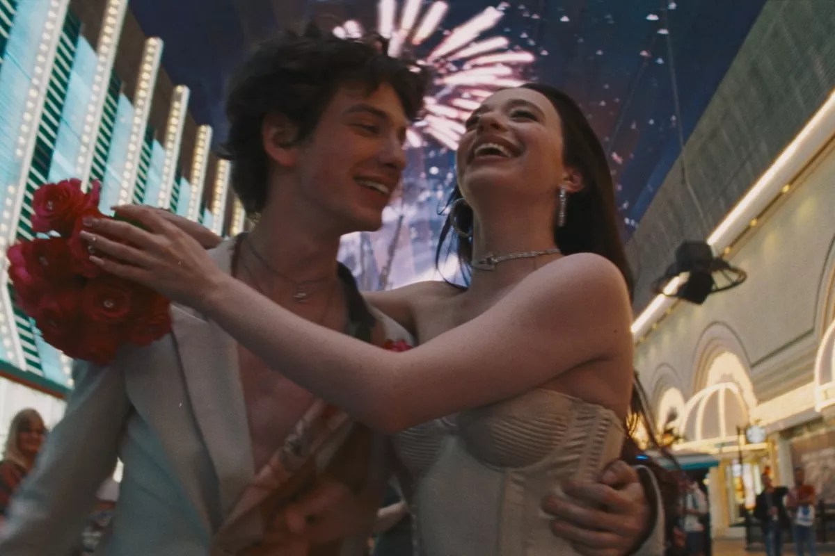 Still of Mark Eydelshteyn and Mikey Madison in  Anora