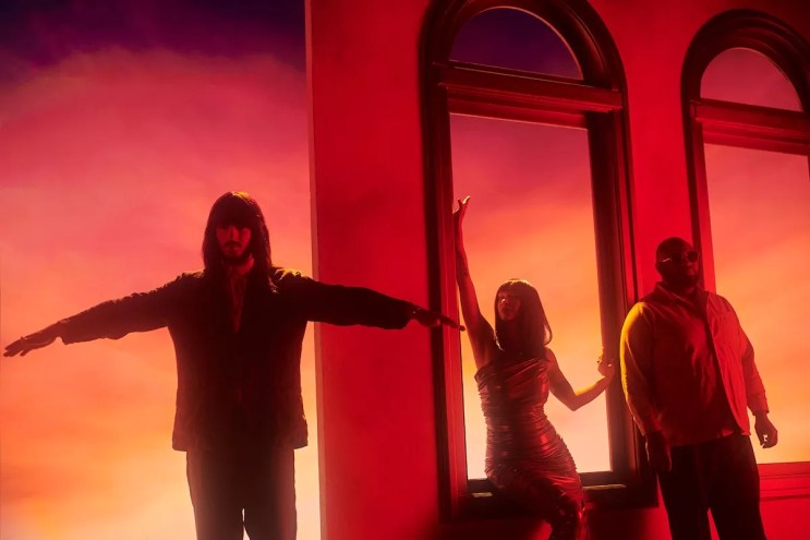 Portrait of the three members of Khruangbin