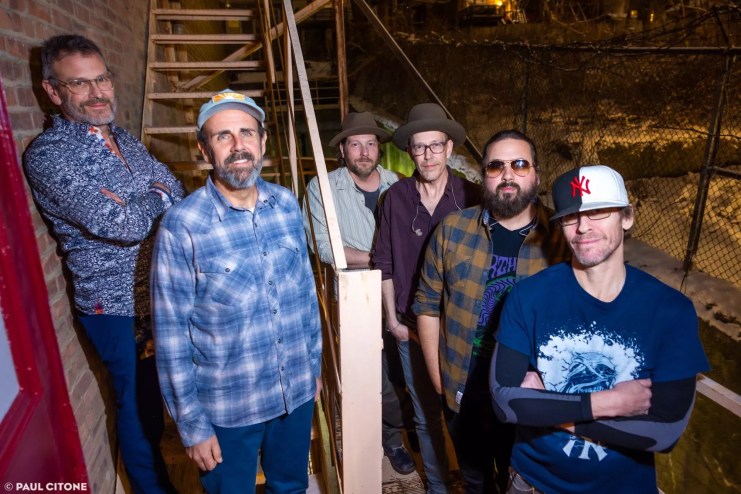 Portrait of the members of Moe